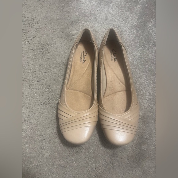 Clarks Women's Cream Loafers Size 9.5 - Picture 1 of 9